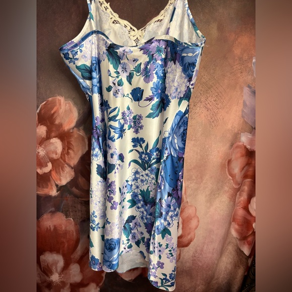White and Blue Floral Satin and Lace Slip Size XL - Picture 6 of 6